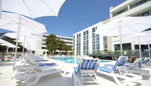 01.06.2015., Pula - Otvoren je renovirani hotel Park, najveca ovogodisnja investicija pulskog hotelijera Arenaturist. Rijec je o investiciji od sedam milijuna eura uz pomoc koje je ovaj hotel sa 175 soba iznad poznate havajske plaze dobio moderan izgled te sav komfor i?uslugu?brenda Park Plaza. Obnovljeni hotel proslog je vikenda otvorio svoja vrata za goste iako jos dio radova na najvisoj etazi, gdje su stvorene nove sobe te u spa i wellness centru, nisu zavrseni. Photo: Dusko Marusic/PIXSELL------jedan stupac novosti