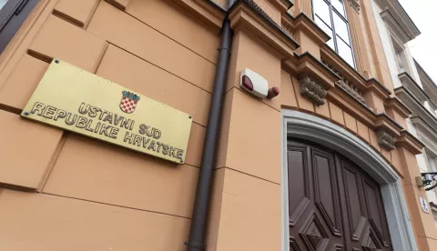 Zagreb, 23.04.2025. - Udruga Spasimo male obiteljske iznajmljivače (SMOi) na konferenciji za medije ispred Ustavnog suda izvijestili su o razlozima predaje tom sudu prijedloga za ocjenu suglasnosti tri zakona s Ustavom RH (zakoni o lokalnim porezima, o ugostiteljskoj djelatnosti i o upravljanju i održavanju zgrada).Na fotografiji Ustavni sud, zgrada.foto HINA/ Edvard ŠUŠAK