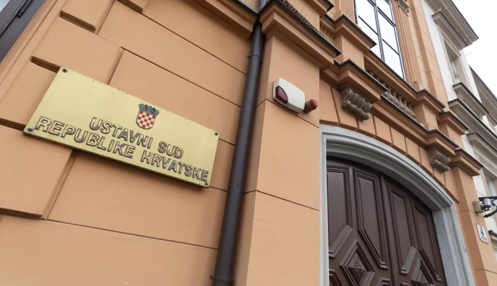 Zagreb, 23.04.2025. - Udruga Spasimo male obiteljske iznajmljivače (SMOi) na konferenciji za medije ispred Ustavnog suda izvijestili su o razlozima predaje tom sudu prijedloga za ocjenu suglasnosti tri zakona s Ustavom RH (zakoni o lokalnim porezima, o ugostiteljskoj djelatnosti i o upravljanju i održavanju zgrada).Na fotografiji Ustavni sud, zgrada.foto HINA/ Edvard ŠUŠAK