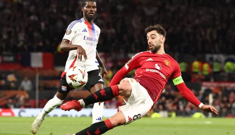 epa12037556 Bruno Fernandes of Manchester United (R) in action during the UEFA Europa League quarter-finals 2nd leg soccer match between Manchester United and Olympique Lyonnais, in Manchester, Britain, 17 April 2025. EPA/ADAM VAUGHAN