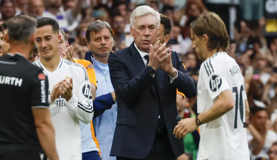 epa12131356 Real headocch Carlo Ancelotti applauds as Real Madrid's Croatian midfielder Luka Modric receives a standing ovation after being substituted in his final match at the Santiago Bernabeu during the LaLiga match between Real Madrid and Real Sociedad at the Santiago Bernabeu Stadium in the Spanish Capital, 24 May 2025. EPA/J.J. Guillen