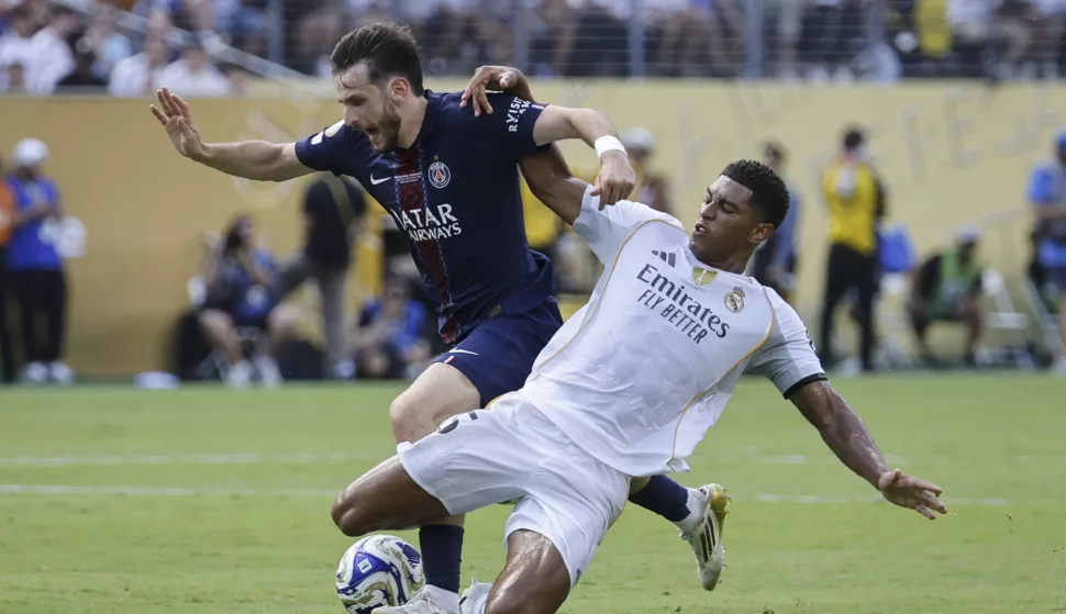 epa12227923 Jude Bellingham of Real Madrid (R) in action against Khvicha Kvaratskhelia of PSG (L) during the FIFA Club World Cup 2025 match between Paris Saint-German and Real Madrid in East Rutherford, New Jersey, USA, 09 July 2025. EPA/CJ GUNTHER