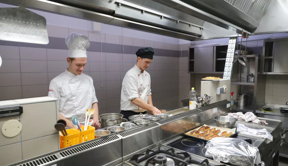 Osijek, 28. 02. 2025., Ugostiteljsko turistička &scaron;kola Osijek, promocija, kuharica, Tomica Đukić, Volim svoju županiju - kuharica, kuhanje; kuharski posao; sezonski posao; mladi kuhariSNIMIO BRUNO JOBST