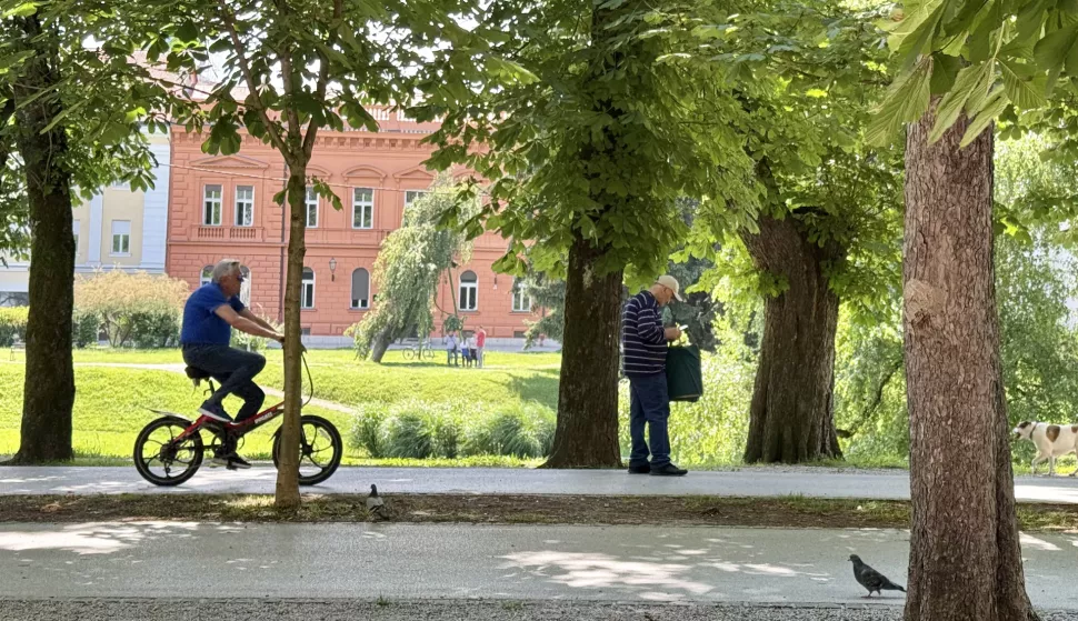 Karlovac, 02. 06. 2025., vožnja biciklom, bicikl, umirovljenik, umirovljenici, park, hlad, vrućina, ljeto, slobodnjak, slobodnjaciSNIMIO BRUNO JOBST