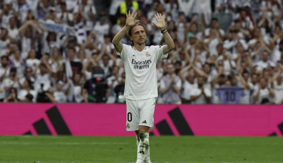 epa12131305 Real Madrid's Croatian midfielder Luka Modric receives a standing ovation after being substituted in his final match at the Santiago Bernabeu during the LaLiga match between Real Madrid and Real Sociedad at the Santiago Bernabeu Stadium in the Spanish Capital, 24 May 2025. EPA/J.J. Guillen