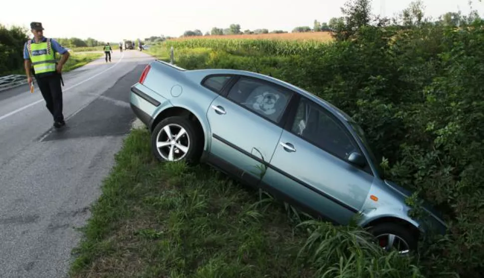 18.07.2014., Koprivnica - Vozac iz Djelekovca lakse se ozlijedio kad je kasno popodne sletio u odvodni kanal sa svojim VW Passatom koprivnickih registarskih oznaka na drzavnoj cesti izmedju naselja Legrad i Djelekovec. Photo: Marijan Susenj/PIXSELL