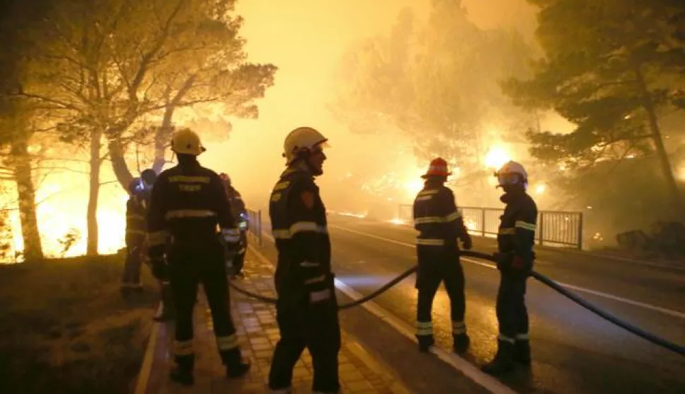 19.06.2017., Makarska - Vatgrogasci gase pozar u Gornjim Tucepima koji se nocas oko 2 sata ponovo aktivirao zbog jakog vjetra. Pokusavaju se obraniti kuce. Ceka se pomoc kanadera. Photo: Ivo Cagalj/ PIXSELL------Osijek 3 stupca color