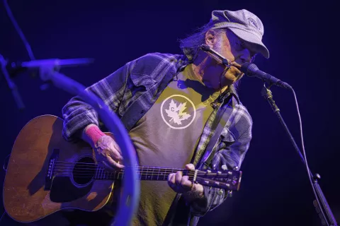 epa12221179 Canadian-American singer-songwriter Neil Young performs on the Lake stage during the 59th Montreux Jazz Festival (MJF), in Montreux, Switzerland, 06 July 2025. EPA/VALENTIN FLAURAUD EDITORIAL USE ONLY