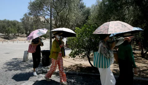 epa12200838 Tourists stroll around the Acropolis amid a heatwave in Athens, Greece, 27 June 2025. Very high maximum temperatures are expected, in places over 40 degrees Celsius, on 27 June, according to the latest forecast data from the National Observatory of Athens. EPA/ALEXANDROS VLACHOS