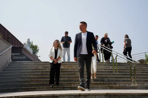 Sisak, 11.06.2025. - Otvoreni gradski bazeni Caprag u Sisku u subotu 14. lipnja otvorit će vrata za građane u 10 sati. U priopćenju za javnost iz gradske uprave najavljuju kako će prvi dan kupanja biti besplatan za sve, a cijena ulaznica ostaje jednaka kao i prošle sezone. Na fotografiji Domagoj Orlić. foto HINA/ Nikola BLAŽEKOVIĆ/ tm