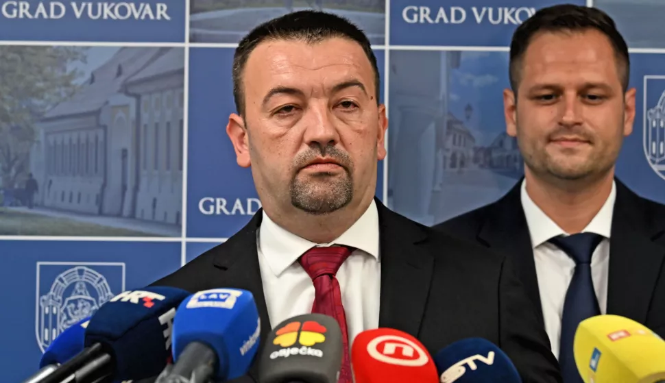 Vukovar, 6.6.2025. - U uredu gradona?elnika odr?ana je slu?bena primopredaja vlasti izme?u dosada?njeg gradona?elnika Vukovara Ivana Penave i novoizabranog gradona?elnika Vukovara Marijana Pavli?eka. Penava je predao Pavli?eku "klju?eve grada" (gradskog poglavarstva) Pavli?eku i njegovom zamjeniku Filipu Su?cu te im darovao kravate. Na slici Marijan Pavli?ek i Filip Su?ac. foto HINA/Gordan Pani?/ ua