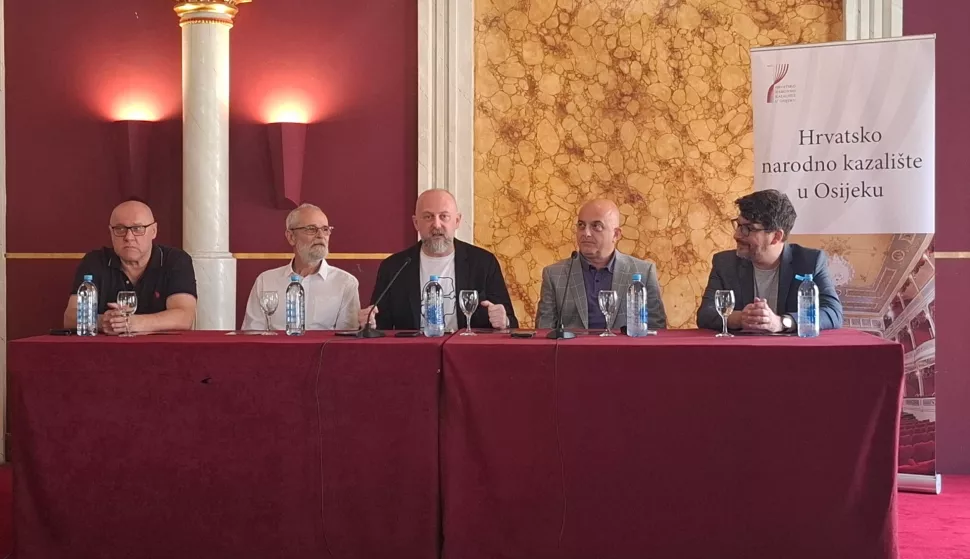 Osijek, 10.07.2025. - Predstava "Zmaj", ruskog dramatičara Evgenija Švarca, u režiji Dražena Ferenčine, bit će premijerno izvedena u subotu 12. srpnja, u sklopu Osječkog ljeta kulture (OLJK), najavljeno je u četvrtak u Hrvatskom narodnom kazalištu u Osijeku. Na fotografiji Dražen Ferenčina, Ivica Lučić, Vladimir Ham, Dražen Alerić i Duško Modrinić. foto HINA/ Igor VUČKOVIĆ/ tm