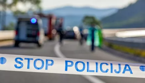 07.06.2020., Pula - Prometna nesreca koja se dogodila jutros u 4:45 na dionici Ivoli-Cerovlje. U prometnoj nesreci sudjelovala su dva osobna vozila Toyota i Mercedes pulskih registarskih oznaka. Do sudara je doslo kada je osobno vozilo Toyota koje se kretalo u pravcu Cerovlja prema Pazinu, iz neobjasnjivih razloga preslo na suprotni kolnicki trak i direktno se sudarilo s Mercedesom koji se kretalo u suprotnom smjeru.Uslijed nezgode, vozac iz Mercedesa je preminuo dok su vozac i suvozac iz drugog vozila tesko ozlijedjeni.Photo: Srecko Niketic/PIXSELL