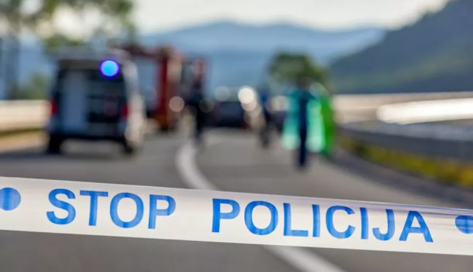 07.06.2020., Pula - Prometna nesreca koja se dogodila jutros u 4:45 na dionici Ivoli-Cerovlje. U prometnoj nesreci sudjelovala su dva osobna vozila Toyota i Mercedes pulskih registarskih oznaka. Do sudara je doslo kada je osobno vozilo Toyota koje se kretalo u pravcu Cerovlja prema Pazinu, iz neobjasnjivih razloga preslo na suprotni kolnicki trak i direktno se sudarilo s Mercedesom koji se kretalo u suprotnom smjeru.Uslijed nezgode, vozac iz Mercedesa je preminuo dok su vozac i suvozac iz drugog vozila tesko ozlijedjeni.Photo: Srecko Niketic/PIXSELL