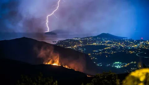27.08.2024., Gornje Sitno - Olujno nevrijeme uzrokovalo je nekoliko požara po padinama Mosora. Na fotografiji: Pogled iz Gornjeg sitnog na udar Munje i Pozar na padinama Peruna. Photo: Zvonimir Barisin/PIXSELL