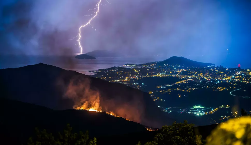 27.08.2024., Gornje Sitno - Olujno nevrijeme uzrokovalo je nekoliko požara po padinama Mosora. Na fotografiji: Pogled iz Gornjeg sitnog na udar Munje i Pozar na padinama Peruna. Photo: Zvonimir Barisin/PIXSELL