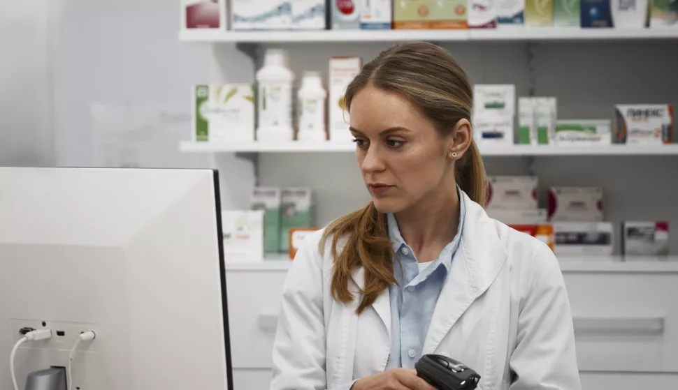 lijekovi ljekarna potrošnja lijekova farmaceut farmaceutska industrija zdravlje bolest ilustracija freepik