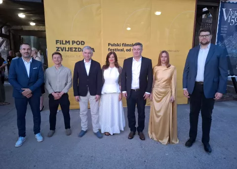 Pula, 10.7.2025.- Sve?ano otvorenje 72. Pulskog filmskog festivala. Na slici Boris Mileti?, Sanja Musi? Milanovi?, Zoran Milanovi?, Tanja Mili?i? i Pe?a Grbin. foto HINA/ Daniel SPONZA/ ua