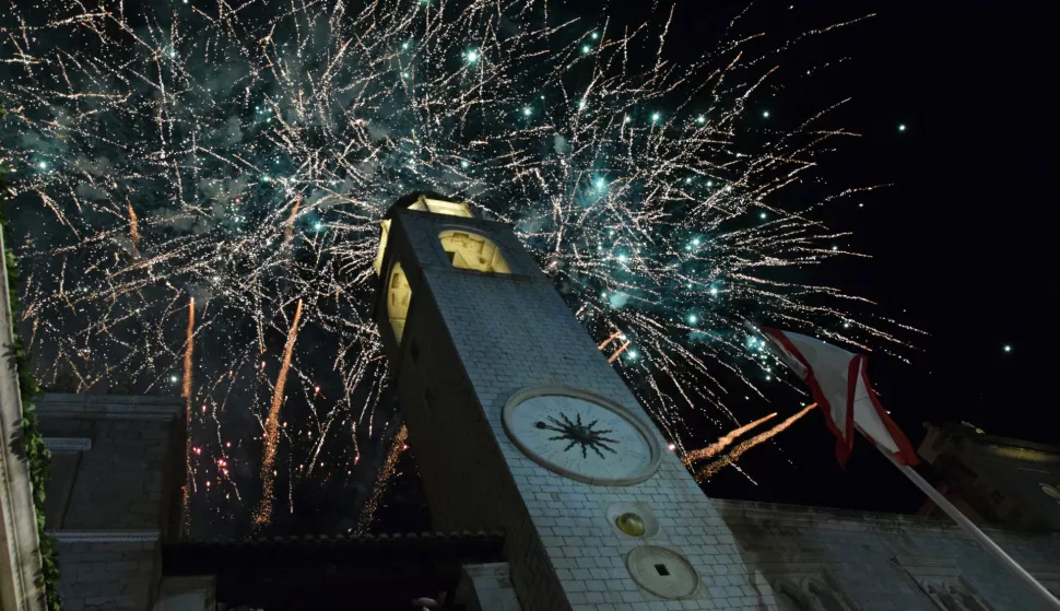 Dubrovnik, 10.7.2025.- Podizanjem zastave Libertas i uz stihove Gunduli?eve "Himne slobodi" ispred crkve sv. Vlaha u ?etvrtak nave?er sve?ano su otvorene 76. Dubrova?ke ljetne igre. Foto HINA/Baldo MARUN?I?/ bm