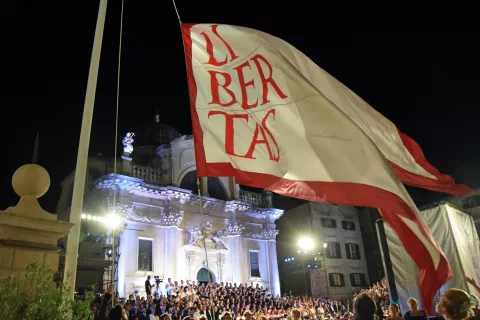 Dubrovnik, 10.7.2025.- Podizanjem zastave Libertas i uz stihove Gunduli?eve "Himne slobodi" ispred crkve sv. Vlaha u ?etvrtak nave?er sve?ano su otvorene 76. Dubrova?ke ljetne igre. Foto HINA/Baldo MARUN?I?/ bm