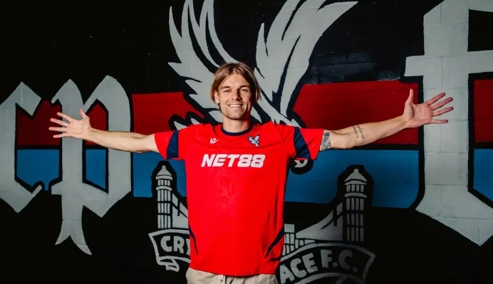 Hrvatski reprezentativac Borna Sosa potpisao je trogodišnji ugovor s engleskim prvoligašem Crytsal Palaceom, objavio je londonski klub u petak na svojim službenim stranicama.