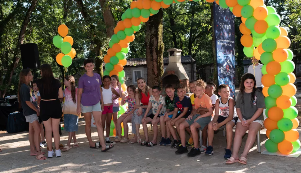 U sklopu društveno odgovornog projekta "Narančasta ribica", Studenac je organizirao nezaboravno ljetovanje za sedamdesetero djece u dobi od 7 do 17 godina iz jednoroditeljskih obitelji.