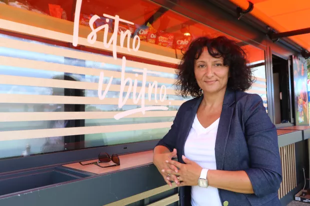 Osijek 11. 07. 2025, Lijeva obala na samom ulazu na Copacabanu, Dravsku plažu, otvorena prava Pop Up trgovina Studenca u kontinentalnom dijelu hrvatske.snimio GOJKO MIITĆ