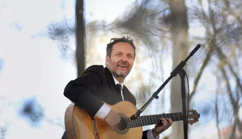 25.04.2021., Zagreb - Nedjeljom u paviljonu - novi projekt TZ Grada Zagreba. Tocno u podne u Glazbenom paviljonu na Zrinjevcu, odrzan je prvi u nizu koncerata koji ce svaku drugu nedjelju glazbeno oplemeniti Lenucijevu, zelenu potkovu grada te kreativnu turisticku ponudu za Zagrepcane i posjetitelje. Prvi izvodjaci koji su nastupiti su Borna Sercar na flashophoneu i Ante Gelo na gitari.rPhoto: Emica Elvedji/PIXSELL