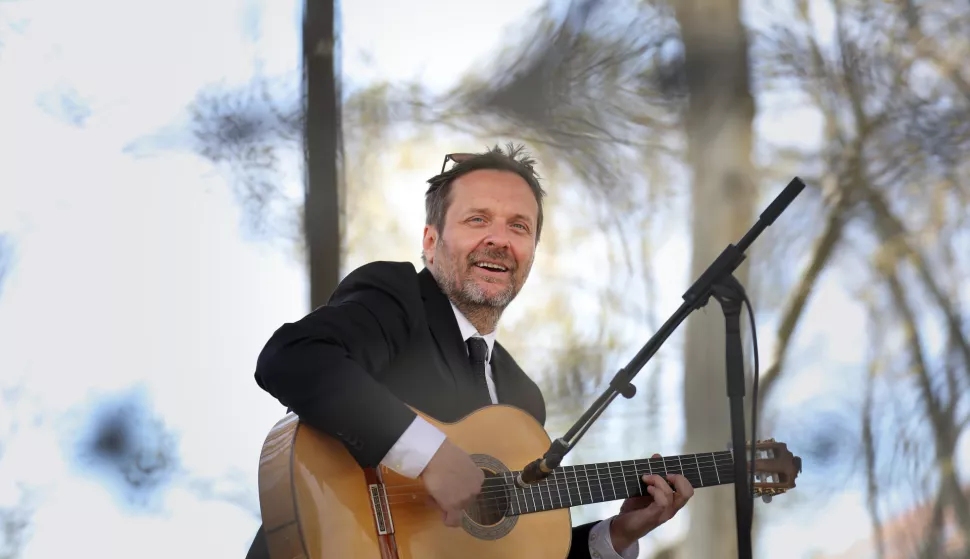 25.04.2021., Zagreb - Nedjeljom u paviljonu - novi projekt TZ Grada Zagreba. Tocno u podne u Glazbenom paviljonu na Zrinjevcu, odrzan je prvi u nizu koncerata koji ce svaku drugu nedjelju glazbeno oplemeniti Lenucijevu, zelenu potkovu grada te kreativnu turisticku ponudu za Zagrepcane i posjetitelje. Prvi izvodjaci koji su nastupiti su Borna Sercar na flashophoneu i Ante Gelo na gitari.rPhoto: Emica Elvedji/PIXSELL