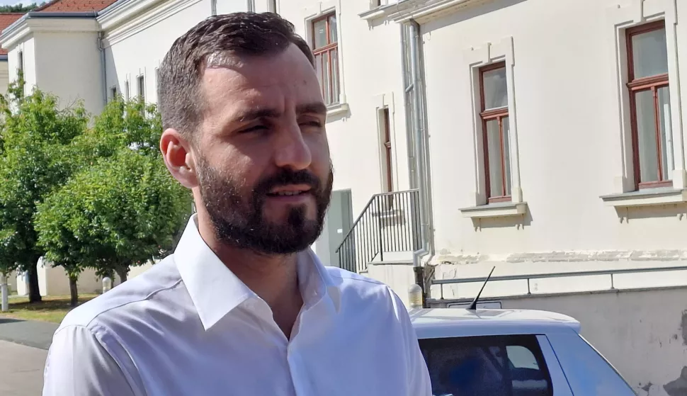 Vukovar, 11.7.2025.- Zamjenik predsjednika DP-a Vukovar i kandidat za gradona?elnika Vukovara na pro?lim lokalnim izborima Domagoj Bili? u petak je odr?ao konferenciju za novinare ispred zgrade DORH-a kako bi odgovorio na dana?nje optu?be vrha DP-a od strane gradona?elnika Vukovara Marijana Pavli?eka. foto HINA/ ua