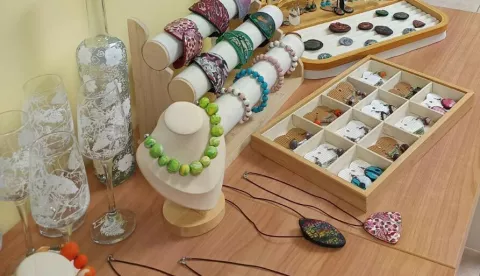 Izložba u GISKO: Slike, nakit i radovi na staklu