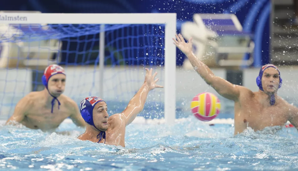 epa12233367 Konstantin Kharkov of Croatia (C) in action during the Men's Water Polo match between China and Croatia at the World Aquatics Championships Singapore 2025 in Singapore, 12 July 2025. EPA/SIMON LIM
