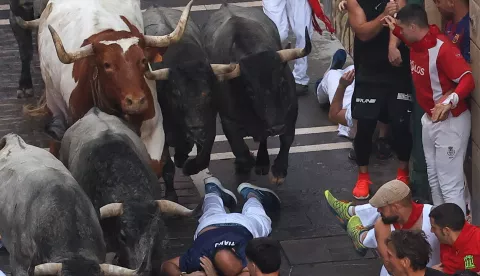 epa12233416 Runners or 'mozos' take part in the sixth Running of the Bulls event during the San Fermin festival in Pamplona, Spain, 12 July 2025. The Sanfermines runs from 06 to 14 July. EPA/J.P. Urdiroz