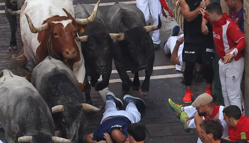 epa12233416 Runners or 'mozos' take part in the sixth Running of the Bulls event during the San Fermin festival in Pamplona, Spain, 12 July 2025. The Sanfermines runs from 06 to 14 July. EPA/J.P. Urdiroz