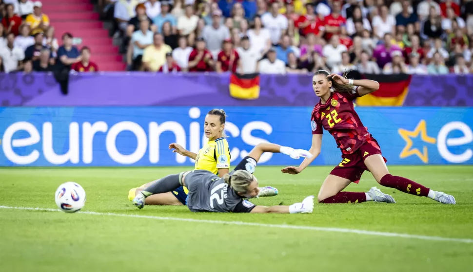 epa12234437 Germany's Jule Brand (R) scores the 0-1 goal against Sweden's goalkeeper Jennifer Falk (C) and Nathalie Bjorn during the UEFA Women's EURO 2025 Group C soccer match between Sweden and Germany, in Zurich, Switzerland, 12 July 2025. EPA/MICHAEL BUHOLZER EDITORIAL USE ONLY