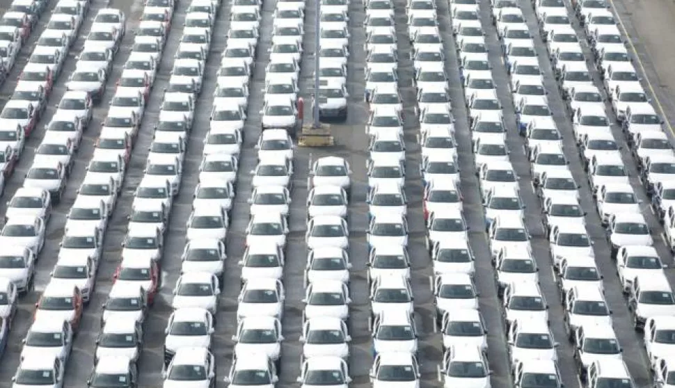 ?09 March 2018, Germany, Emden: Volkswagen cars stand in the harbour of Emden before shipping. On 13 March, Volkswagen's board will present the annual figures of 2017 at a press conference. Photo: Jörg Sarbach/dpa /DPA/PIXSELL------kolor 2x novosti