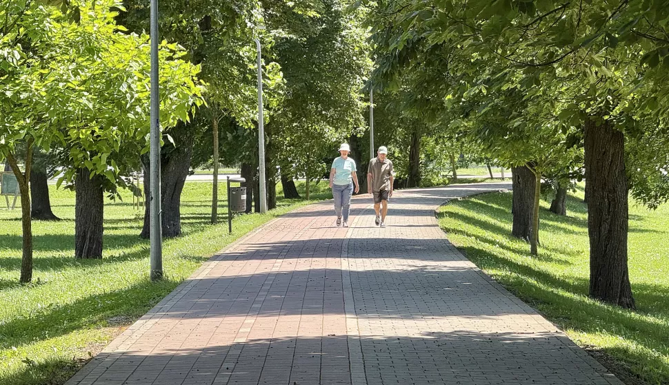 Karlovac, 02. 06. 2025., park, parkovi, šetnja, umirovljenik, umirovljenici, vrućina, ljeto, slobodnjak; slobodnjaciSNIMIO BRUNO JOBST