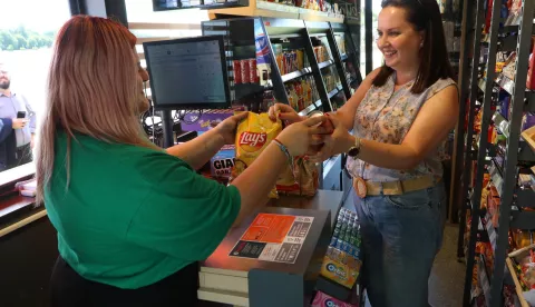 Osijek 11. 07. 2025, Lijeva obala na samom ulazu na Copacabanu, Dravsku plažu, otvorena prava Pop Up trgovina Studenca u kontinentalnom dijelu hrvatske.snimio GOJKO MIITĆ