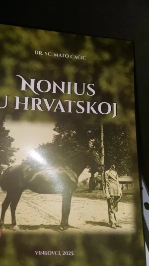 VINKOVCIPASMINA KONJA NONIUS- Govorimo o pasmini koja je na ovom prostoru egzistirala prije lipicanske pasmine i bila je najznačajnija za gospodarstvo ponajprije Slavonije te susjedne Vojvodine i Mađarske. Bila je to pasmina koja je nosila cijelu poljoprivrednu proizvodnju na ovom prostoru, a s vremenom je nekako i&scaron;čezla jer nije bila toliko atraktivna kao lipicanac, koji je preuzeo njezinu ulogu. A onda dolaskom mehanizacije općenito nestaje velik broj konja i pasmina &ndash; kaže autor Mato Čačić. SRPANJ 2025.