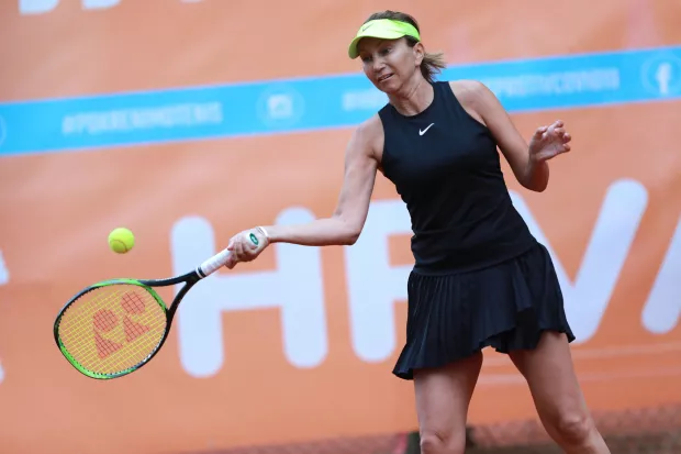 Osijek.04.06.2020. Prvi dan teniskog turnira " Hrvatski Premier Tenis " koji se odrzva u Osijeku zapoceo je sa igrom mjesovitih parova izmedju Ive Majoli i Goran Prpic sa osjeckim klincima Na fotografiji: Iva MajoliFoto:Marko Mrkonjic