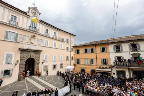 epa12235243 Pope Leo XIV leads the Angelus prayer at the summer residence in Castel Gandolfo near Rome, Italy, 13 July 2025. EPA/ANSA/GIUSEPPE LAMI