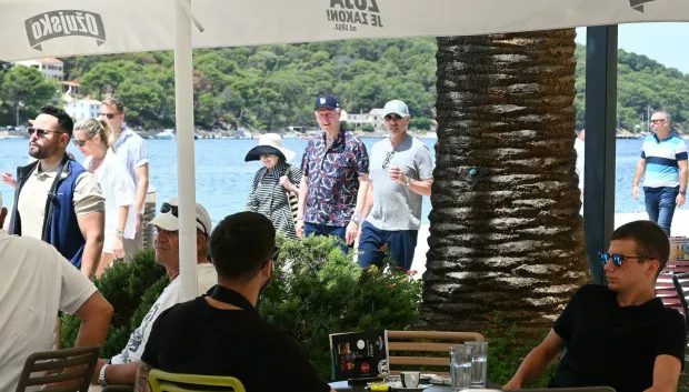 Bill Clinton s pratnjom u lo&scaron;injskoj luci, srpanj 2025