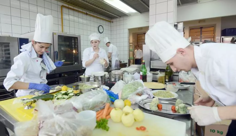 26.02.2015., Varazdin - Gospodarska skola domacin je regionalnog natjecanja ucenika ugostiteljsko-turistickih skola Gastro. Na natjecanju sudjeluju skole iz sedam zupanija - Varazdinske, Medjimurske, Sisacko-moslavacke, Krapinsko-zagorske, Zagrebacke i grada Zagreba. Ucenici se natjecu u osam disciplina - kuhari, konobari, hotelijersko-turisticki tehnicari, turisticko-hotelijerski komercijalisti i slasticari.Photo: Marko Jurinec/PIXSELL------četiri stupca novosti