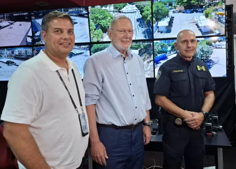 Split, Zagreb, 13.7.2025.- Ministar unutarnjih poslova Davor Bo?inovi? u nedjelju je ujutro na Parku mlade?i odradio sastanak na temu sigurnosnih aspekata sa splitskom policijom i organizatorom ULTRA Europe festivala Joe Ba?i?em nakon ?ega je novinarima izjavio kako je zadovoljan pogotovo sustavom video nadzora koji ima 200 kamera. foto HINA/ ?aklina JURI?/ ua