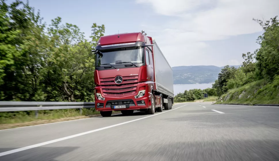 Mercedes-Benz Actros 1863 LS 4x2, Exterieur, antikrot metallic, L-Fahrerhaus, SoloStar Concept, GigaSpace, OM 473 Euro VI mit 460 kW (625 PS), 15,6 L Hubraum, 12-Gang Mercedes PowerShift 3, Active Brake Assist 5, Abstandshalte-Assistent, Verkehrszeichen-Assistent, Spurhalte-Assistent, Stabilitätsregel-Assistent, Aufmerksamkeits-Assistent, Active Drive Assist, MirrorCam, Multimedia Cockpit interactive, Predictive Powertrain Control mit Erweiterung um Interurban, BiXenon-Scheinwerfer. Mercedes-Benz Actros 1863 LS 4x2, Exterior,antique red metallic, L-Cab, SoloStar Concept, GigaSpace, OM 473 Euro VI rated at 460 kW/625 hp, displacement 15.6 l, 12-speed Mercedes PowerShift transmission 3, Active Brake Assist 5, Proximity Assist, Traffic-Sign-Recognation-Assist, Lane Keeping Assist, Stability Assist, Attention Assist, Active Drive Assist, MirrorCam, Multimedia Cockpit interactive, Predictive Powertrain Control with extension Interurban, BiXenon headlamps. 