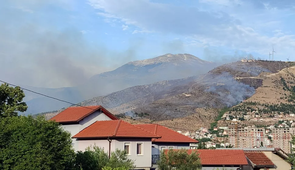 Mostar, 13.7.2025.- Po?ar koji je izbio u nedjelju popodne bjesni na padinama Podvele?ja nadomak Mostara, ugro?ava ku?e i infrastrukturne objekte, zbog ?ega je u ga?enje uklju?en i air tractor, dok vatrogasci ula?u nadljudske napore kako bi vatrenu stihiju stavili pod nadzor. foto HINA/ Zoran Kre?i?/ ua