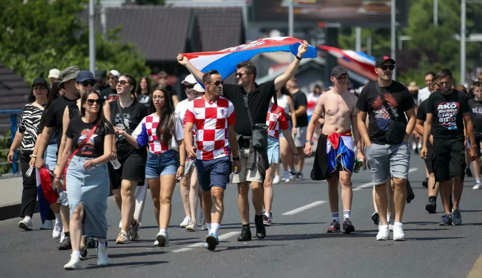 05.07.2025., Zagreb - Obozavatelji idu preko Mosta slobode prema fan zoni na Bundeku gdje ce cekati ulazak u koncertni prostor na Hipodromu. Photo: Emica Elvedji/PIXSELL