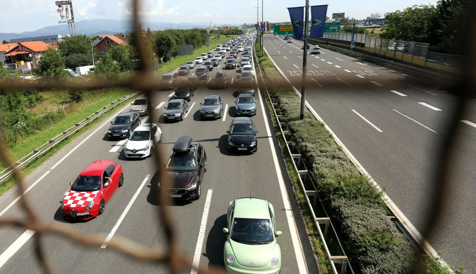 Zagreb, 14.7.2018.- Pojačan je promet na glavnim prometnicama i cestovnim graničnim prijelazima, osobito na autocesti ?A1 Zagreb-Split-Ploče u smjeru mora, A2 Zagreb-Macelj u smjeru Zagreba, ??Ličkoj magistrali (DC1), zagrebačkoj obilaznici ?iz smjera Jankomira i Buzina prema naplatnoj postaji Lučko. Na autocestama su česti zastoji u blizini odmorita i čvorova kao i vonja u pokretu na pojedinim dionicama, pa Hrvatski autoklub (HAK) poziva vozače na dodatan oprez. Na slici prometna guva kod naplatnih kućica u Lučkom. foto HINA/ Lana SLIVAR DOMINIĆ/ lsd