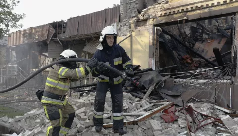 epa12170950 Rescuers work at the site of a drone strike in Kharkiv, northeastern Ukraine, 12 June 2025, amid the Russian invasion. At least 14 people were injured, including four children, after Russian forces launched an overnight attack with drones on Kharkiv and its suburbs, according to the State Emergency Service (SES) of Ukraine. EPA/SERGEY KOZLOV