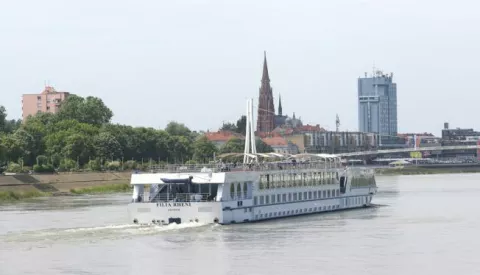 OSIJEK, 20. 05. 2017, DRAVA, TVRĐA, OSIJEK, MOST, CRUISER FILIA RHENI, TURISTI, UPLOVLJAVANJE U OSIJEK, SLOBODNJAK.snimiio GOJKO MITIĆ